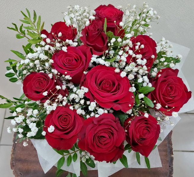 Коробка из 11 роз и гипсофилы