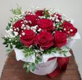 Коробка из 11 роз и гипсофилы
