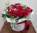 Коробка из 11 роз и гипсофилы