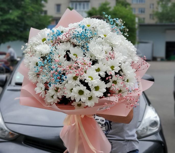 Букет из хризантем и гипсофил "Ромашковый  луг"