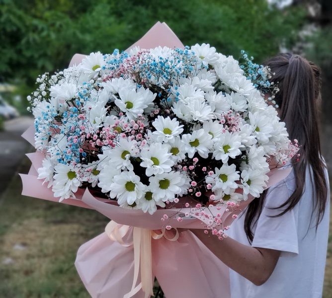 Букет из хризантем и гипсофил "Ромашковый  луг"