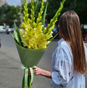 Букет из лимонных гладиолусов