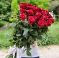 35 высоких бордовых роз 80 см