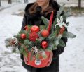 Зимняя композиция в красной коробке