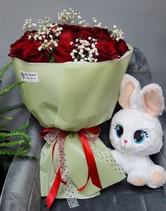 Букет роз "Амстердам" и зайчик Мила (35см)