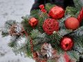 Зимняя композиция в красной коробке