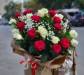 Букет из 25 красных и белых роз с гипсофилой