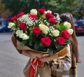 Букет из 25 красных и белых роз с гипсофилой