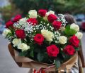 Букет из 25 красных и белых роз с гипсофилой