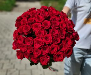 Букет из 51 красной розы (60см) под ленту