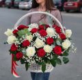 Корзина из 35 красных и белых роз с гипсофилой