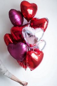 Фонтан из 11 фольгированных  сердец