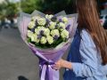 Букет из белых роз со статицей