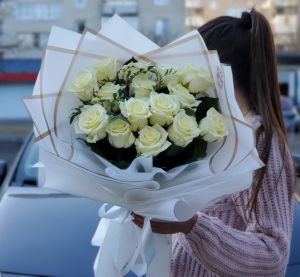 Букет "Белая история" из 15 роз