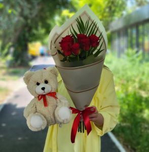 Букет комплимент из 7 красных роз и медвежонок Джони