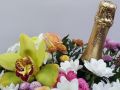 Коробка с цветами и шампанским