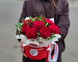 Коробка из 9 красных роз