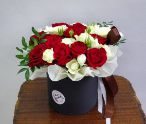 Розы в черной коробке