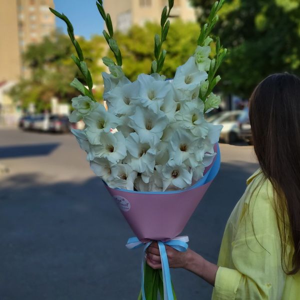Букет из  белых гладиолусов