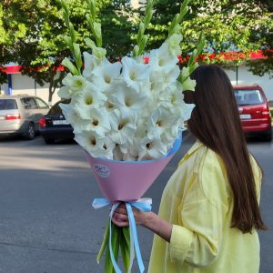 Букет из  белых гладиолусов