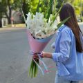 Букет из  белых гладиолусов