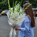 Букет из  белых гладиолусов