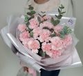 Букет из диантусов с эвкалиптом