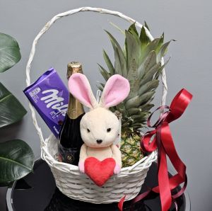Сладкая корзинка с зайчиком и ананасом с шампанским