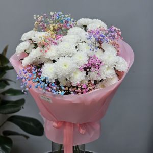 Букет из хризантем и гипсофилы