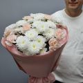 Букет из кустовых хризантем и диантусов
