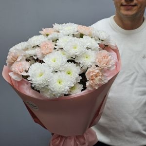 Букет из кустовых хризантем и диантусов