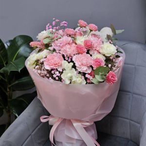 Нежный букет из кустовых роз и диантусов