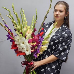 Букет из 15 гладиолусов микс