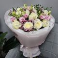 Букет из белых роз и эустом