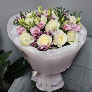 Букет из белых роз и эустом