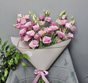 Букет из розовой эустомы