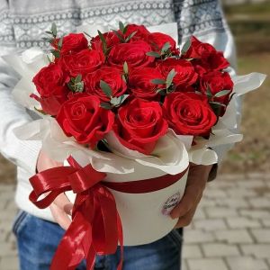 Коробка с красными розами и эвкалиптом