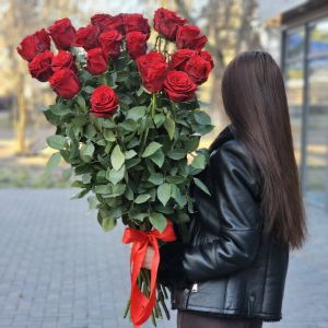 Букет из 25 красных метровых роз под ленту