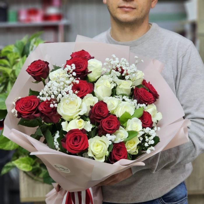Букет из 31 розы и гипсофилы