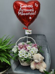Цветочная корзина с шариком маме и медвежонком