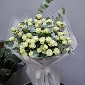 Букет из кустовых розочек белых с эвкалиптом