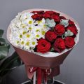 Букет с ромашками и розами