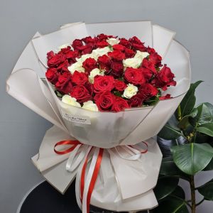 Букет из 51 красной и  белой  розы 50 см