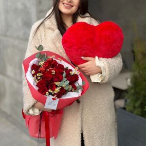 Букет из 15 роз и сердечко-подушка