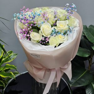Букет белых роз и радужная гипсофила