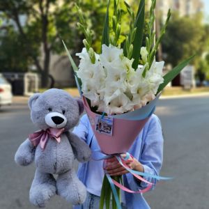 Белые гладиолусы и медвежонок Мика