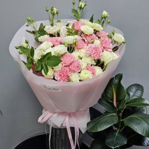Букет из кустовых роз и диантусов «Шелковый рассвет»