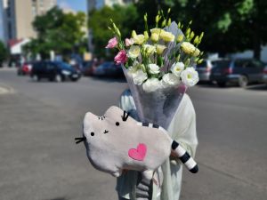 Букет эустомы и кошка Матильда