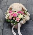 Мягкий зайчик и коробочка с розами