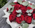 Коробка с розами и эвкалиптом